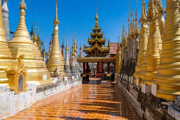 Una Bella Foto Del Villaggio Indein Pagoda Lago Inle Myanmar — Foto Stock