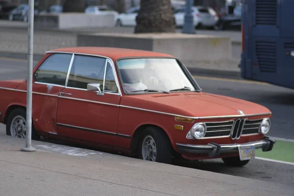 Een Oude Rode Vintage Retro Bmw 2002 Auto Geparkeerd Een — Stockfoto