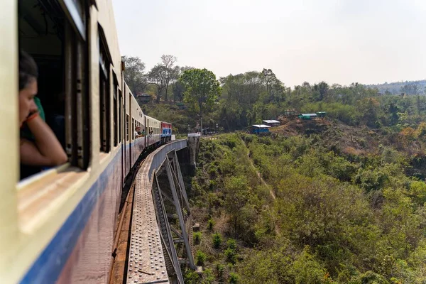 Eine Schöne Aufnahme Eines Zuges Auf Dem Goteik Viadukt Myanmar — Stockfoto