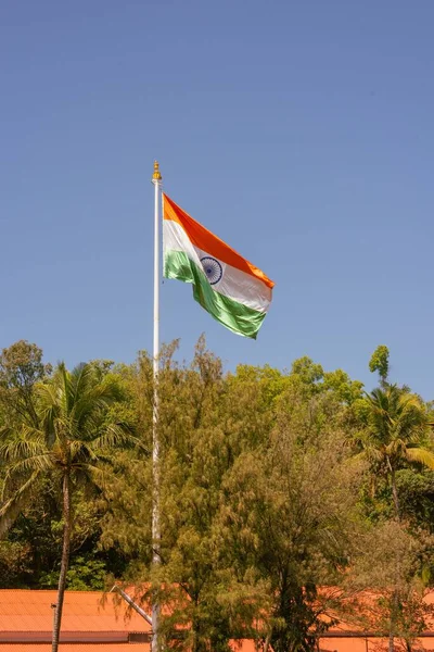 Вертикальний Постріл Розмахуючого Прапора Індії Полюсі Проти Дерев — стокове фото