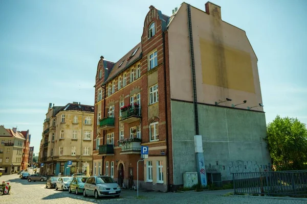 Egy Színes Lakóépület Erkéllyel Autókkal Körülöttük Tumski Szigeten — Stock Fotó
