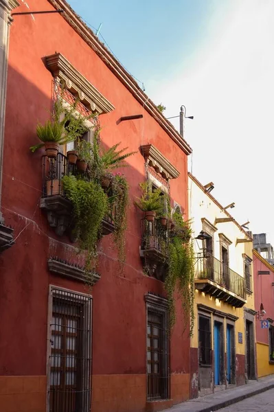 メキシコのSan Cristobal Las Casas の明るい色の家の垂直ショット — ストック写真