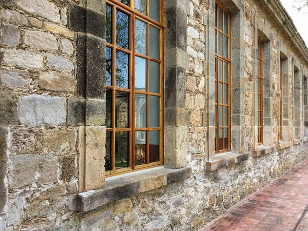Tuğla Duvarları Büyük Pencereleri Olan Terk Edilmiş Eski Bir Bina — Stok fotoğraf