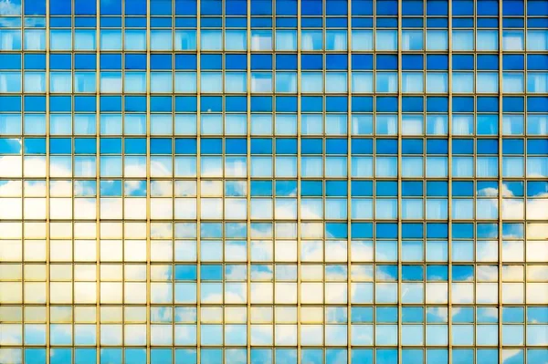 現代の窓から見る曇り空の反射の美しい景色 — ストック写真