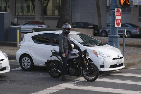 San Francisco Trafik Işıklarında Kasklı Genç Bir Motosikletli Bekliyor — Stok fotoğraf