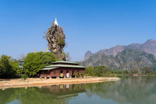 Una Hermosa Toma Pagoda Kyauk Lat Hpa Myanmar —  Fotos de Stock