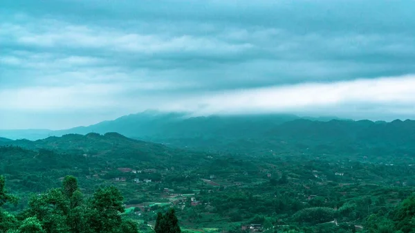 Luftaufnahme Einer Wunderschönen Grünen Landschaft Mit Bergen Und Dichten Wolken — Stockfoto