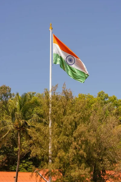 Вертикальный Снимок Размахивающего Флагом Индии Полюсе Против Деревьев — стоковое фото