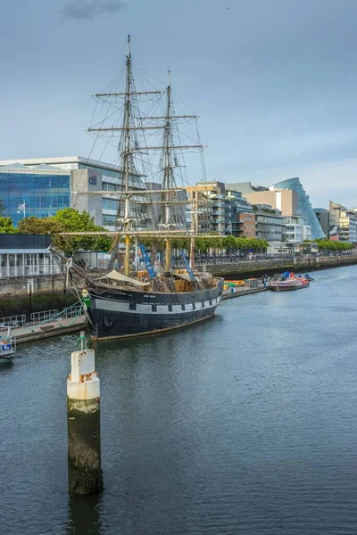 Dublin Rıhtım bölgesinde güzel bir gemi manzarası