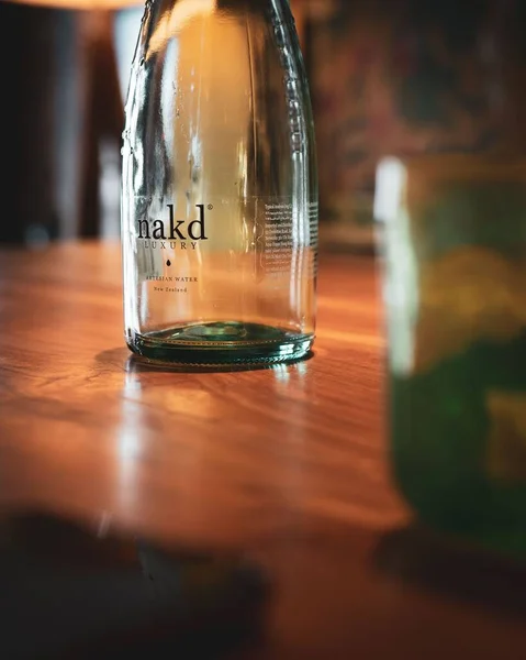 Una Bottiglia Vetro Acqua Frizzante Lusso Nakd Tavolo Legno — Foto Stock