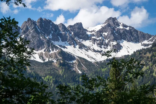 Uma Vista Panorâmica Montanha Hochkarspitze Coberta Neve Com Árvores Primeiro — Fotografia de Stock