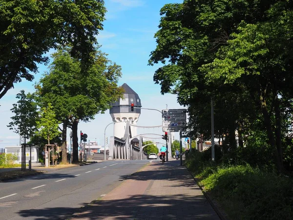Uma Vista Rua Ponte Dornheimer Weg Com Torre Água Árvores — Fotografia de Stock