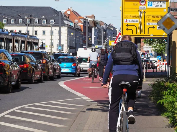 Eine Straßenansicht Von Autos Und Radfahrern Darmstadt Deutschland — Stockfoto