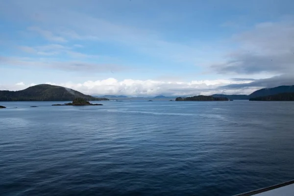 Een Prachtig Uitzicht Een Rustige Zee Met Eilanden Onder Helderblauwe — Stockfoto