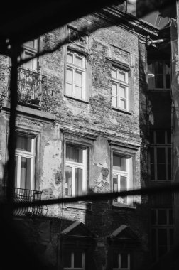 Eski pencereli, yıpranmış eski bir binanın gri lekesi.