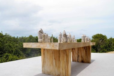 Oaxaca sahilindeki beton zeminde kalın, katı bir ahşap.