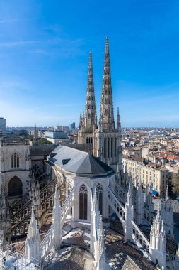 Fransa 'da Bordeaux, merkezdeki Saint-Andre katedralinin havadan görünüşü.