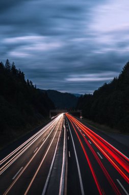 Avusturya, Carinthia 'da, alacakaranlıkta bir otoyolda dikey olarak uzun bir pozlama.