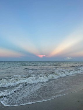 Dalgalı sahilde güzel bir gün batımı