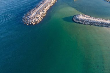 Liman girişinin hava görüntüsü.