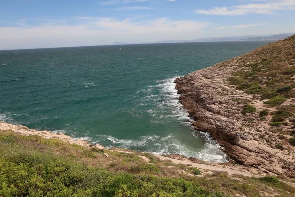 Красивый Вид Океанские Волны Ударяющиеся Скалу — стоковое фото