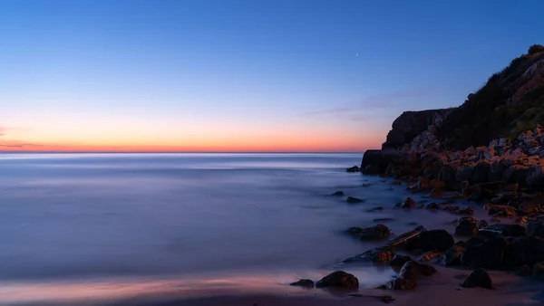 Rocce Mare Calmo Durante Tramonto Lunga Esposizione — Foto Stock