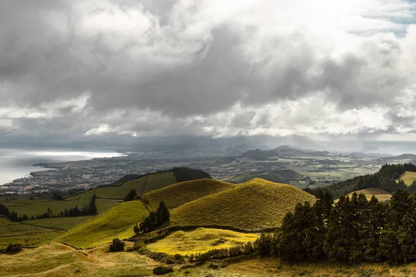 Pohled Šedou Zamračenou Oblohu Nad Zelenými Horami Azory Portugalsko — Stock fotografie