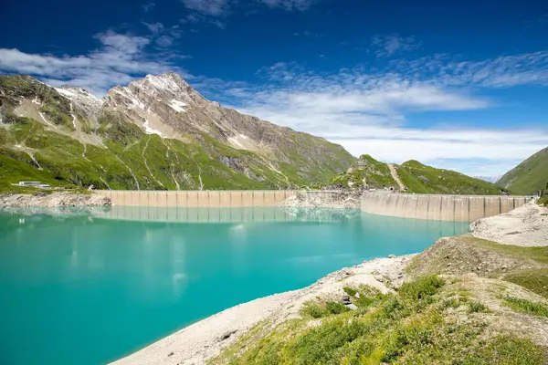 Malebný Pohled Vodní Hráz Proti Zeleným Horám Rakouska — Stock fotografie