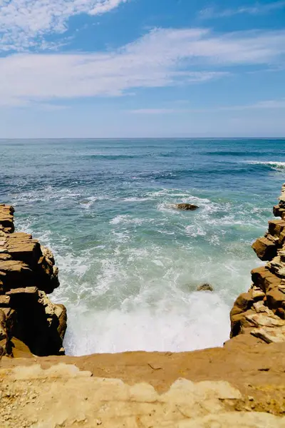 晴れた日に岩の崖から捕獲された海の垂直ショット — ストック写真