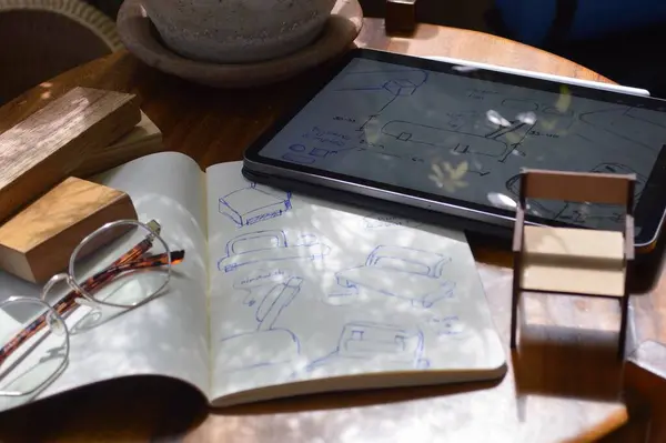 Een Close Van Een Schetsboek Een Tablet Concept Van Meubelontwerp — Stockfoto