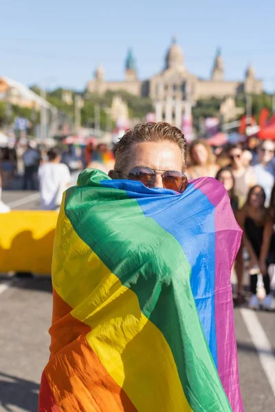 Homem Com Óculos Sol Enrolados Com Bandeira Orgulho Gay Evento — Fotografia de Stock