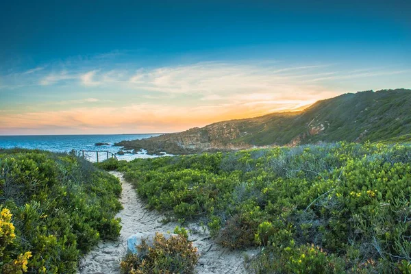 Une Vue Panoramique Une Montagne Bord Mer Pendant Coucher Soleil — Photo