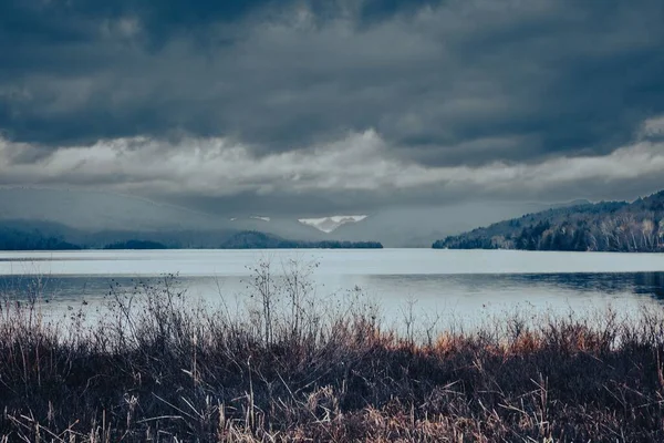 Uma Vista Panorâmica Uma Montanha Árvores Que Refletem Lago Dia — Fotografia de Stock