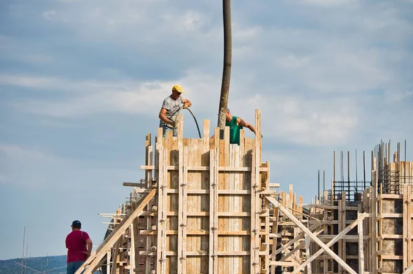 Construyendo Edificio Apartamentos Los Trabajadores Construcción Están Trabajando Duro —  Fotos de Stock