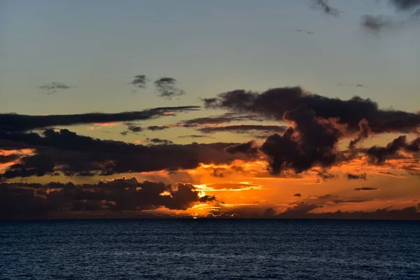 Gran Puesta Sol Maui Hawai Con Sol Escondido Detrás Las — Foto de Stock