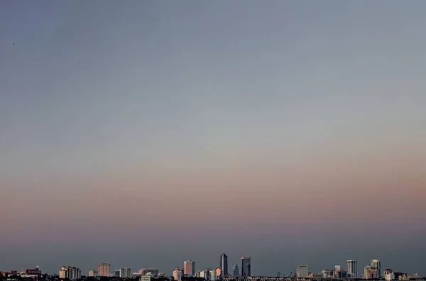 Die Spitzen Der Modernen Stadtgebäude Unter Dem Blauviolett Schattierten Himmel — Stockfoto