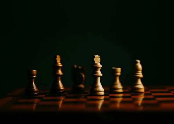 木製の板の上のチェスの駒の閉鎖 — ストック写真