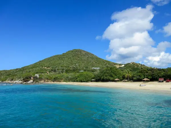 Hänförande Utsikt Över Den Vackra Havsbilden Med Sandstrand Och Kulle — Stockfoto