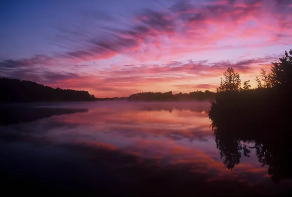 Ein Schöner Blick Auf Die Frühmorgendlichen Farben Über Einen Teich — Stockfoto
