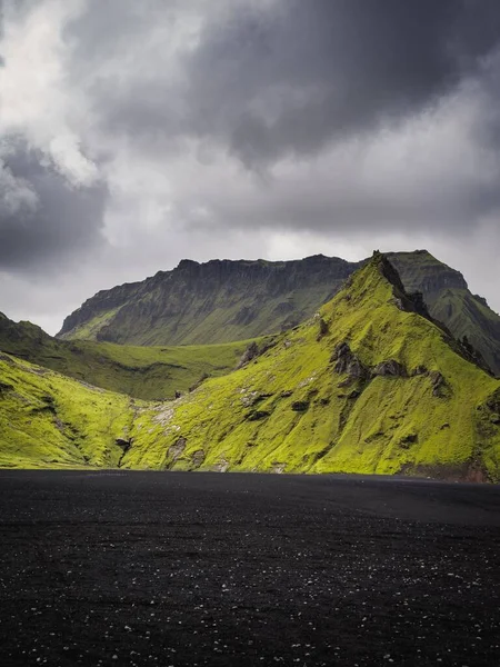 Удивительный Вид Зеленые Горы Черный Песок Облачным Небом — стоковое фото
