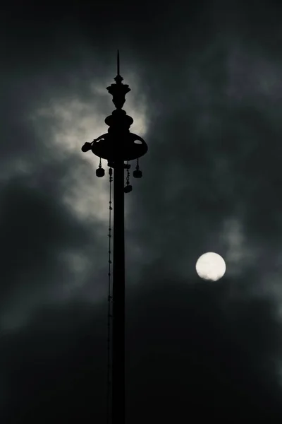Plano Vertical Una Lámpara Calle Decorativa Noche Fondo Nublado Del — Foto de Stock