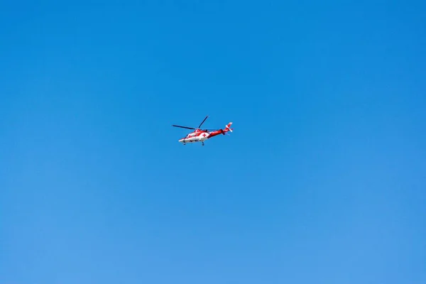 Hélicoptère Médical Avec Une Croix Rouge Volant Dans Ciel Bleu — Photo