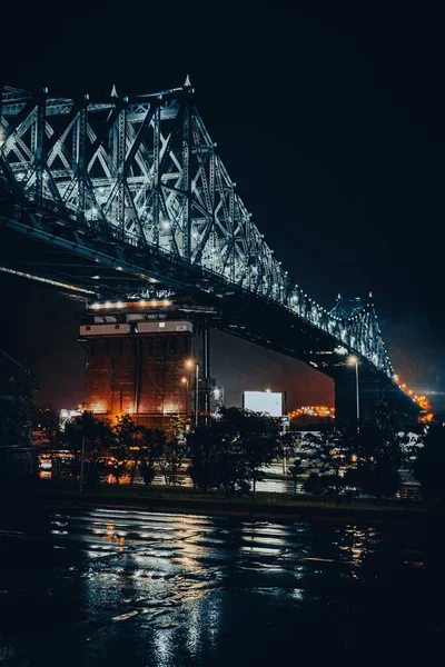Eine Vertikale Aufnahme Der Nachts Beleuchteten Jacques Cartier Brücke Quebec — Stockfoto