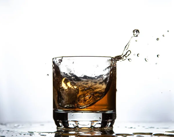 Zbliżenie Ujęcia Szklanki Whisky Izolowanej Białym Tle — Zdjęcie stockowe