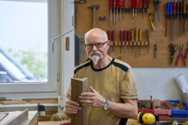 Atölyede çalışan bir marangoz.