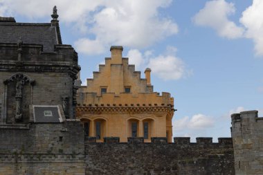 Bulutlu bir günde eski taş binaların güzel bir görüntüsü.