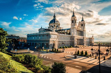Madrid 'deki mavi gökyüzünün altındaki Almudena katedralinin havadan görünüşü.