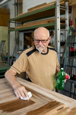 Atölyede çalışan bir marangoz.