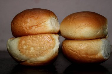 Çörek, aynı zamanda bir fırın yemeği olan şekersiz bir ekmek rulosudur..