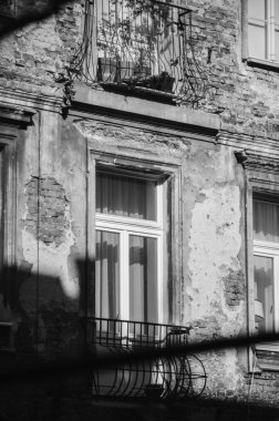 Eski pencereli, yıpranmış eski bir binanın gri lekesi.